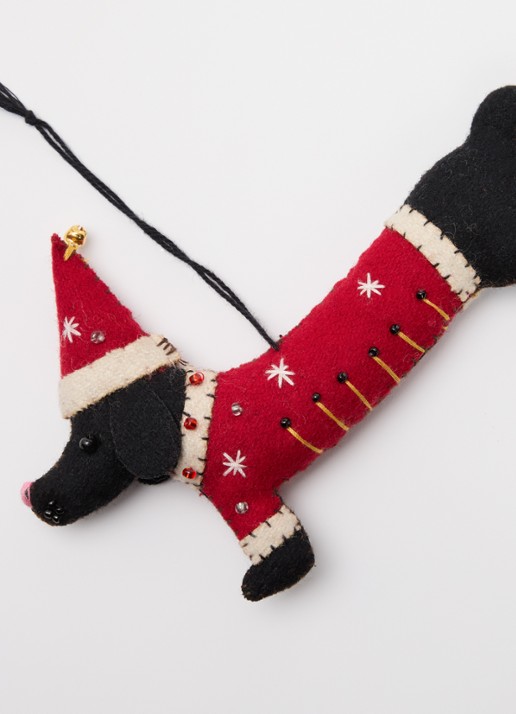 Meander Teckel met trui en kerstmuts kersthanger 10 cm - detail rood