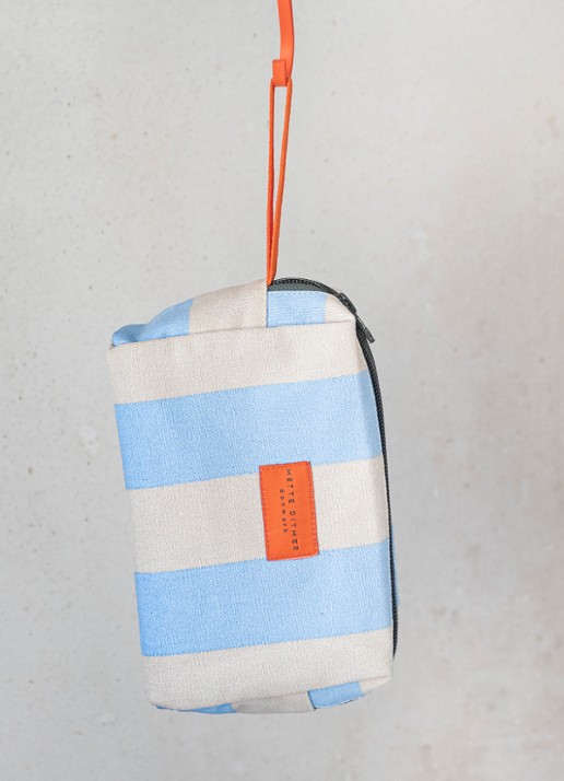 Mette Ditmer Bring-It toilettas met streepprint - detail 3 lichtblauw