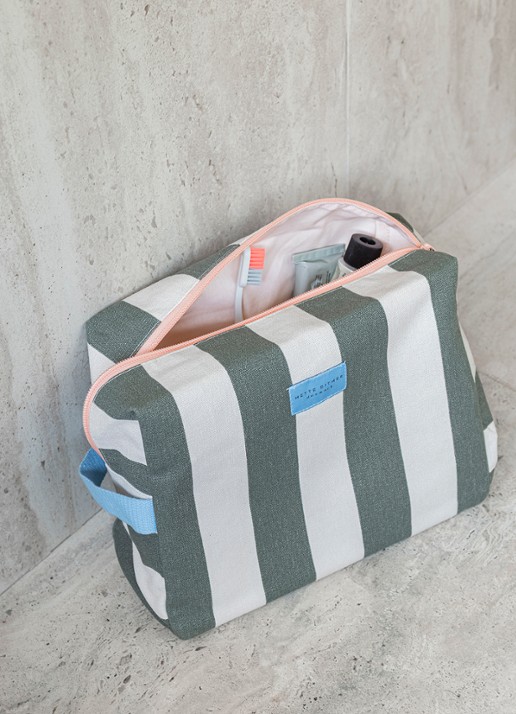 Mette Ditmer Bring-it toilettas met streepprint - achterkant 5 olijfgroen