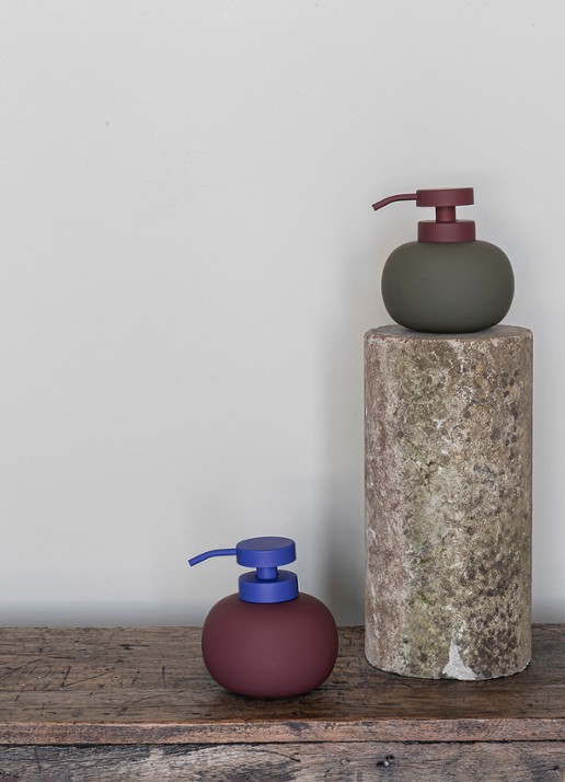Mette Ditmer Lotus Play zeepdispenser - detail bordeauxrood