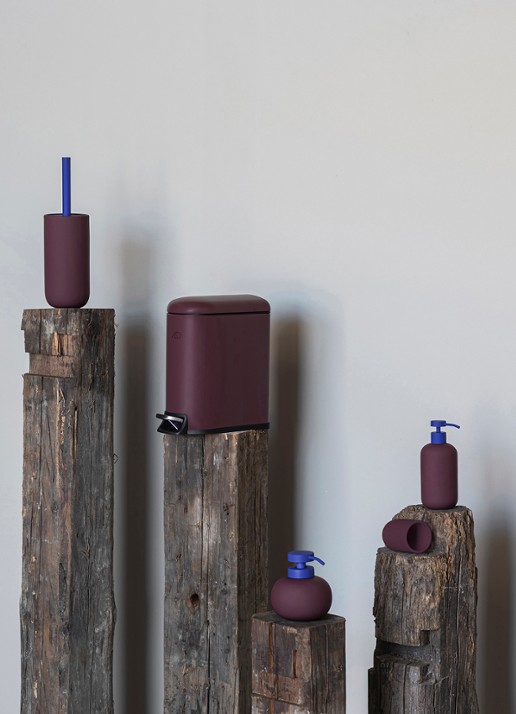 Mette Ditmer Lotus Play zeepdispenser - detail 3 bordeauxrood
