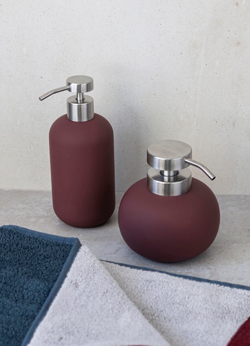 Mette Ditmer Lotus Play zeepdispenser - voorkant 2 bordeauxrood