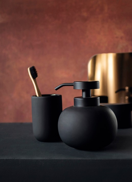 Mette Ditmer Lotus zeepdispenser S van keramiek - voorkant 3 zwart