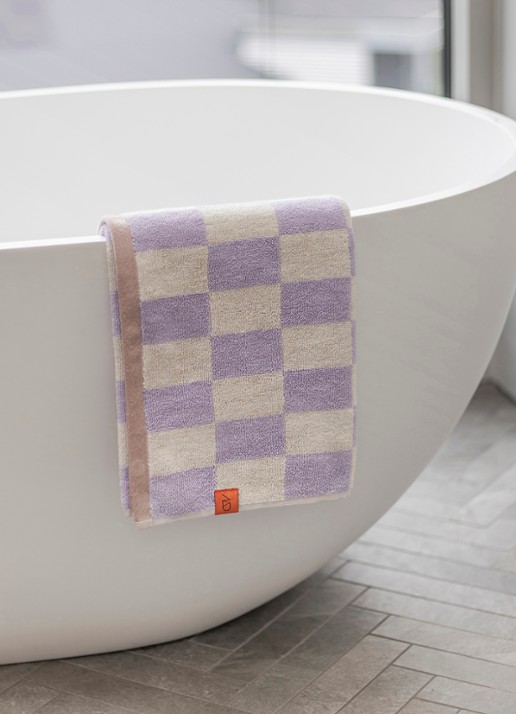 Mette Ditmer  Retro badhanddoek 70 x 133 cm - voorkant 2 lila