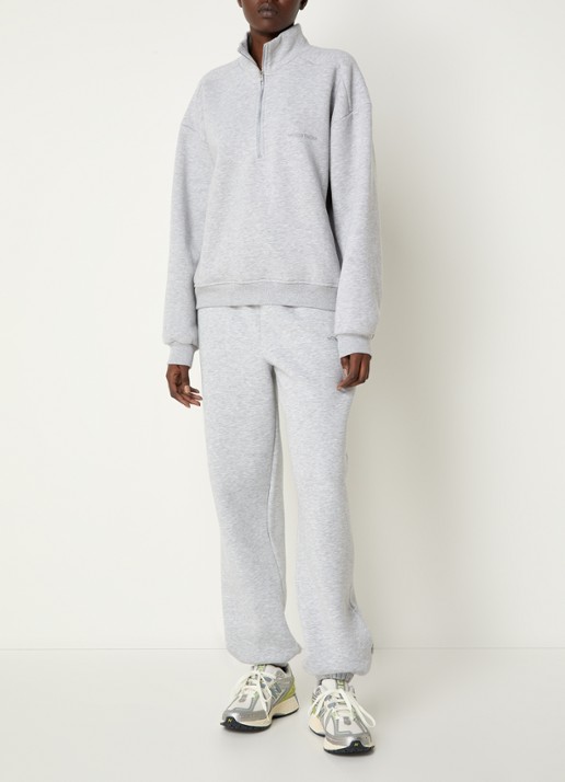 Modström Tia high waist tapered fit joggingbroek met logo en steekzakken - voorkant 4 grijsmele