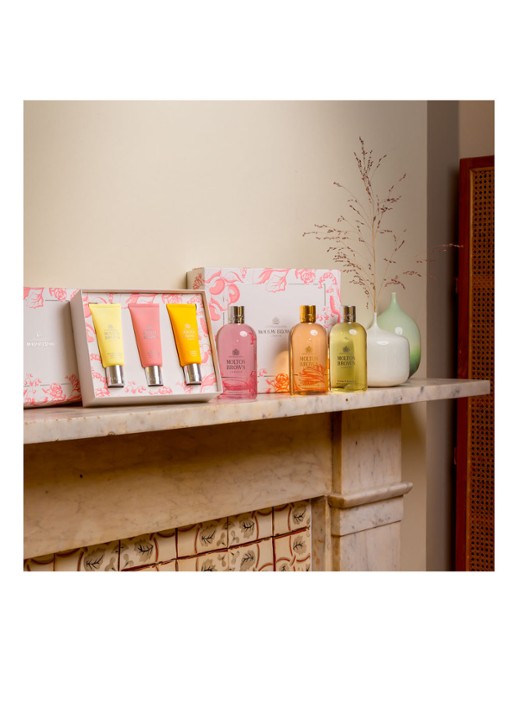 Molton Brown Deicious Rhubarb & Rose 2022 Bathing Trio Set - Limited Edition geschenkset - detail 2 undefined