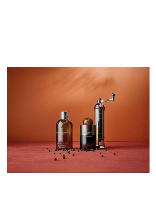 Molton Brown Re-Charge Black Pepper Signature Scented Candle - geurkaars - detail undefined