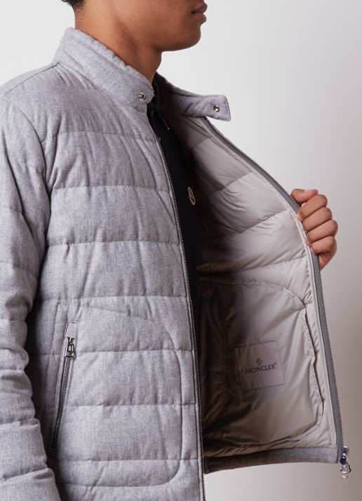 Moncler Acorus gewatteerd jack in kasjmierblend met donsvulling - detail 5 lichtgrijs