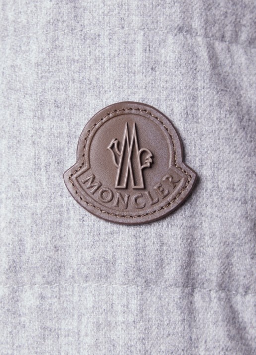 Moncler Acorus gewatteerd jack in kasjmierblend met donsvulling - detail 6 lichtgrijs