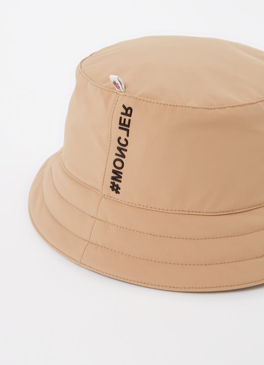 Moncler Bucket hoed met logo - detail camel