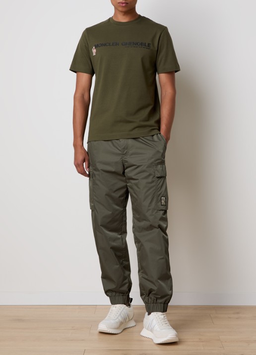 Moncler Gabardine tapered fit cargobroek met glanzende finish - voorkant 2 legergroen