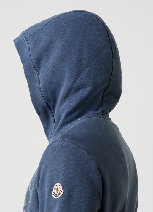 Moncler Hoodie met logoprint en kangeroezak - detail 3 staalblauw
