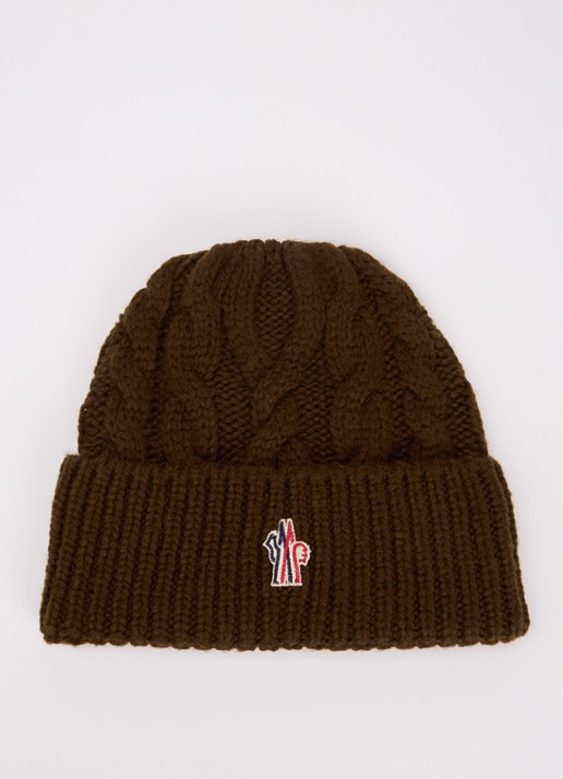 Moncler Kabelgebreide muts in scheerwolblend met logo - voorkant chocoladebruin