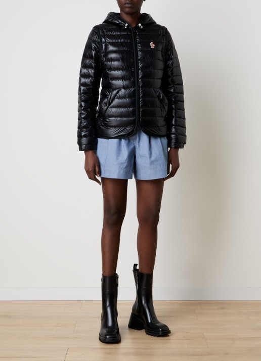 Moncler Karuras puffer jack met donsvulling en capuchon - voorkant 7 zwart