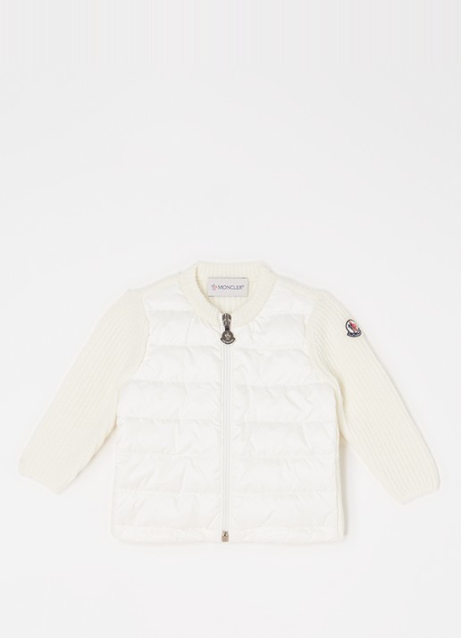 Moncler M1241 grofgebreid vest van wol met gewatteerde voorpand met donsvulling - voorkant 2 wit