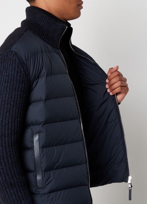 Moncler M3543 grofgebreid vest in wolblend met gewatteerd voorpand met donsvulling - detail 4 blauw