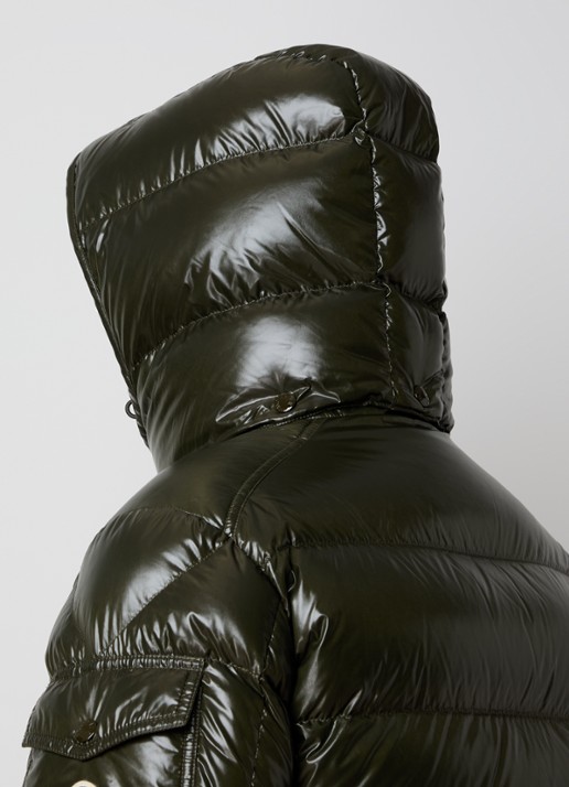 Moncler Maya puffer jack met donsvulling en afneembare capuchon - detail 4 bronsgroen