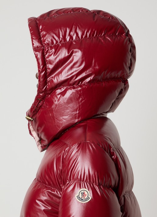 Moncler Niveole cropped puffer jack met donsvulling en afneembare capuchon - detail 2 kersenrood
