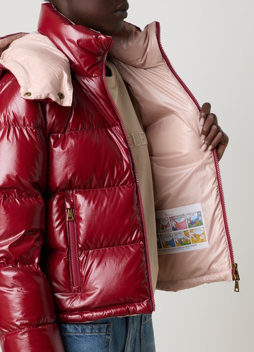 Moncler Niveole cropped puffer jack met donsvulling en afneembare capuchon - detail 3 kersenrood