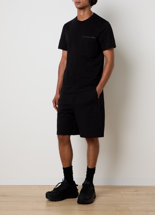 Moncler T-shirt met borstzak en logo - voorkant 5 zwart