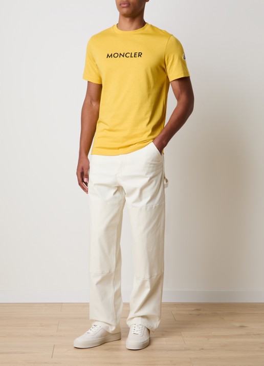 Moncler T-shirt met logoprint - voorkant 2 mosterd