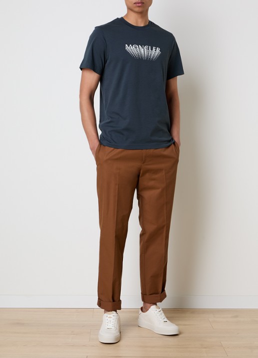 Moncler T-shirt met logoprint - voorkant 2 donkergrijs