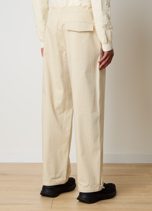Moncler Wide fit chino met logoborduring en steekzakken - achterkant beige
