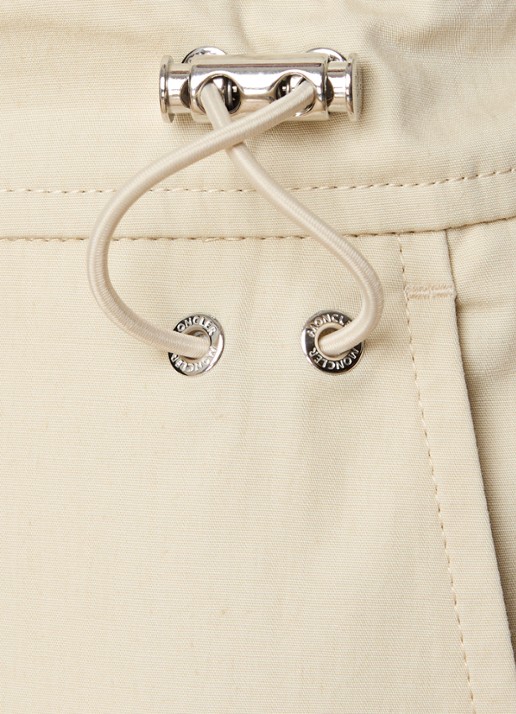Moncler Wide fit chino met logoborduring en steekzakken - detail 4 beige