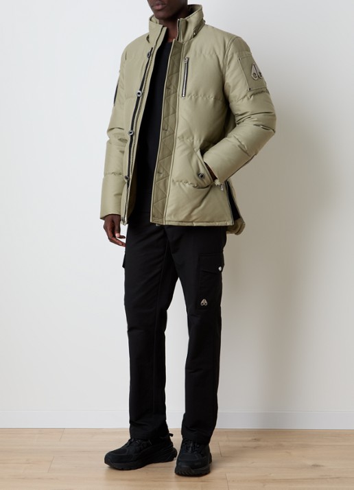 Moose Knuckles Forrestville puffer jack met donsvulling en afneembare capuchon - voorkant 2 khaki