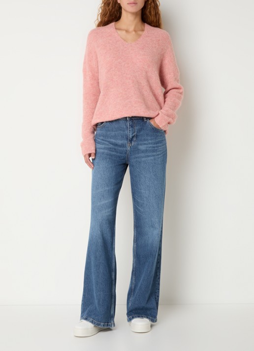 Mos Mosh MMThora fijngebreide pullover in alpaca wolblend met V-hals - voorkant 3 rosette / roze