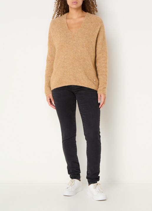 Mos Mosh MMThora fijngebreide pullover in alpaca wolblend met V-hals - voorkant 3 tannin / camel