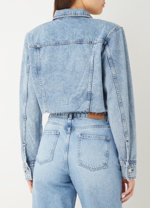 NA-KD Cropped spijkerjas met gerafelde zoom en schoudervullingen - achterkant indigo