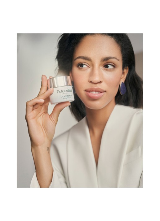 Natura Bissé Diamond Luminous Perfecting Cream - dag- & nachtcrème - detail 5 beige