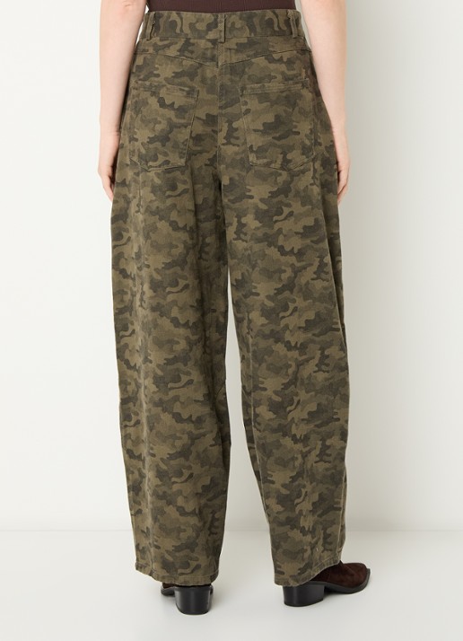 Neo Noir Haven high waist tapered fit broek met camouflageprint - achterkant legergroen