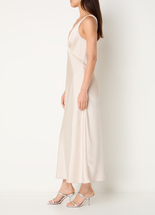Neo Noir Maxi jurk van satijn met details van kant - voorkant 2 beige