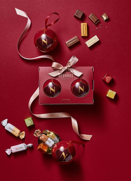 Neuhaus Kerstballen met chocolade bonbons in geschenkverpakking 12 stuks - achterkant undefined