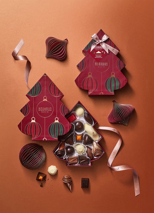 Neuhaus Kerstboom chocolade bonbons in geschenkverpakking 16 stuks - achterkant rood