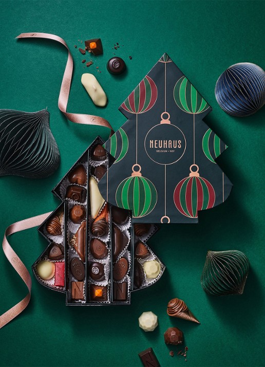 Neuhaus Kerstboom chocolade bonbons in geschenkverpakking 27 stuks - achterkant 2 donkergroen