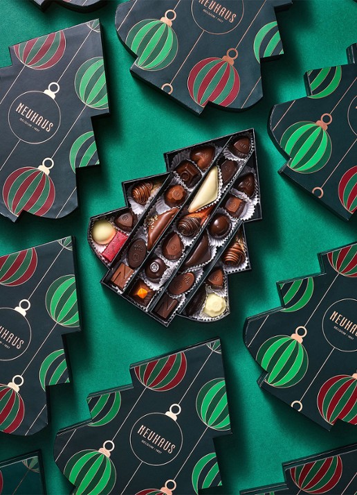 Neuhaus Kerstboom chocolade bonbons in geschenkverpakking 27 stuks - detail donkergroen