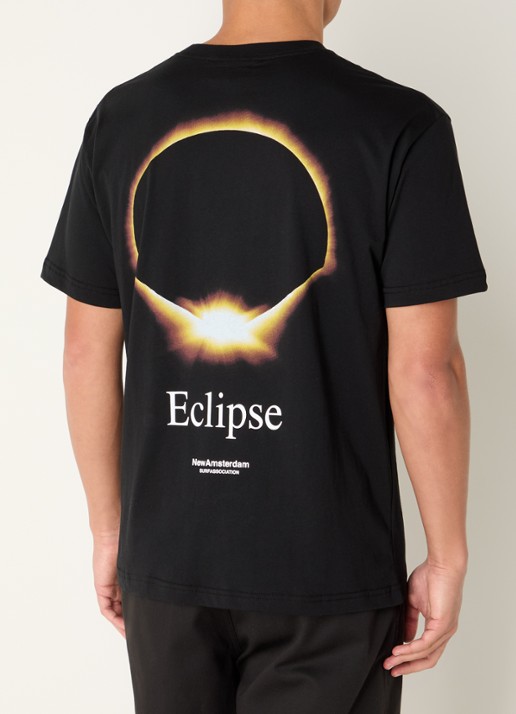New Amsterdam Surf Association Eclipse T-shirt met logo- en backprint - detail zwart