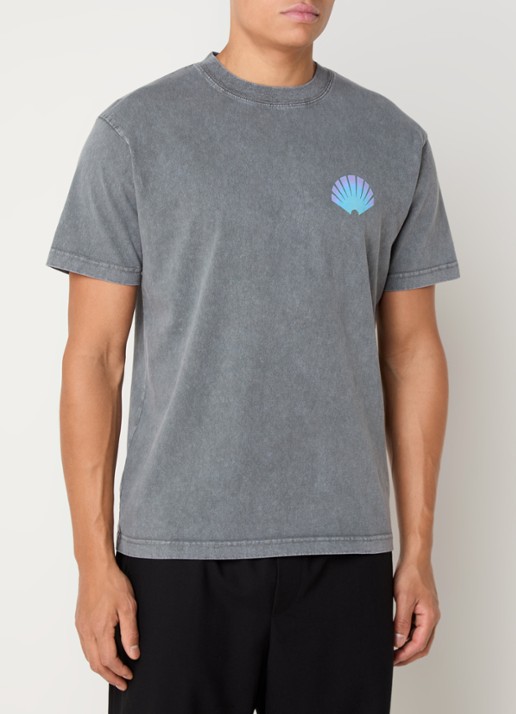 New Amsterdam Surf Association T-shirt met logo- en backprint - achterkant 3 middengrijs