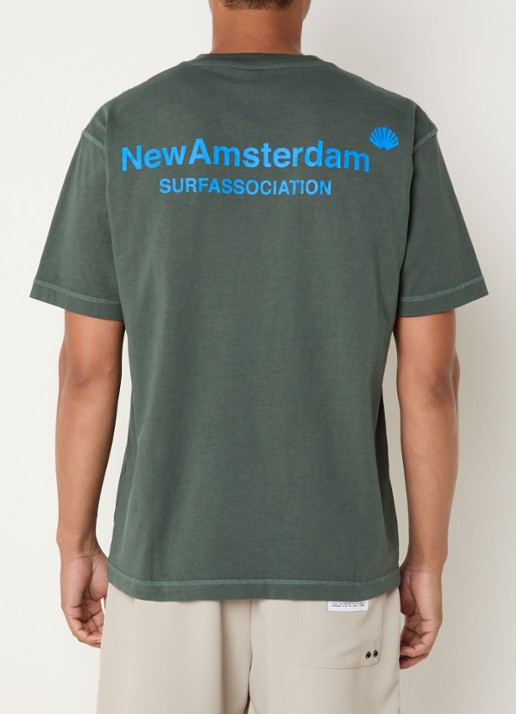 New Amsterdam Surf Association T-shirt met logo- en backprint - detail olijfgroen