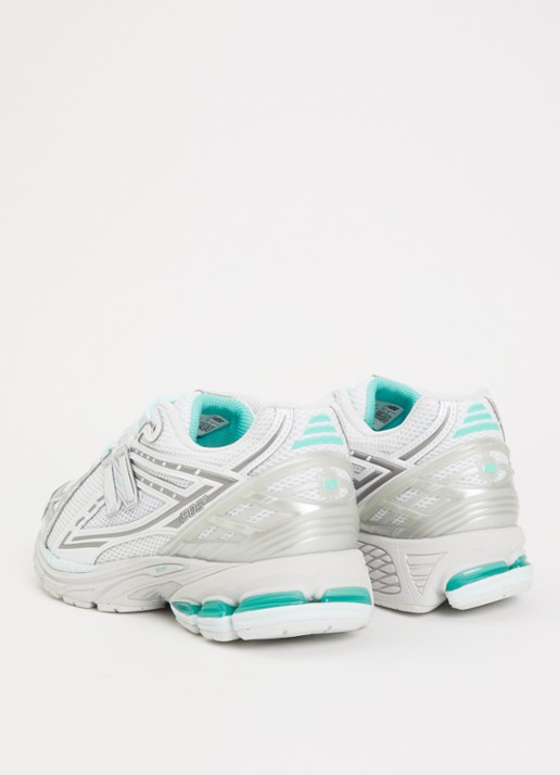 New Balance 1906 sneaker van mesh met metallic details - achterkant gebroken wit