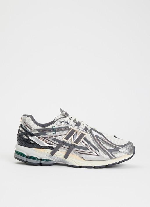New Balance 1906A sneaker met mesh details - voorkant grijs