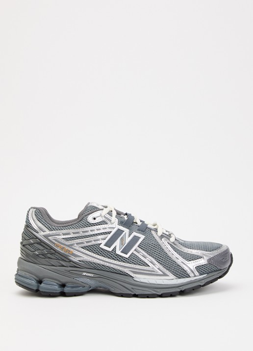New Balance 1906R sneaker met mesh details - voorkant grijs