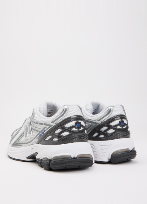 New Balance 1906R sneaker met mesh en metallic details - achterkant grijs