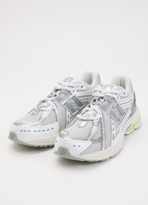 New Balance 1906R sneaker van mesh met metallic details - voorkant 2 lichtgrijs