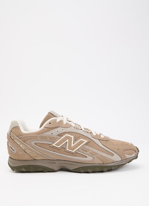 New Balance 204L sneaker van suède - voorkant lichtbruin