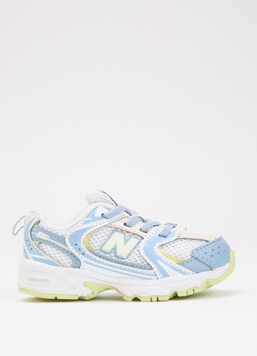 New Balance 530 sneaker van mesh met logo en glanzende finish - voorkant lichtblauw