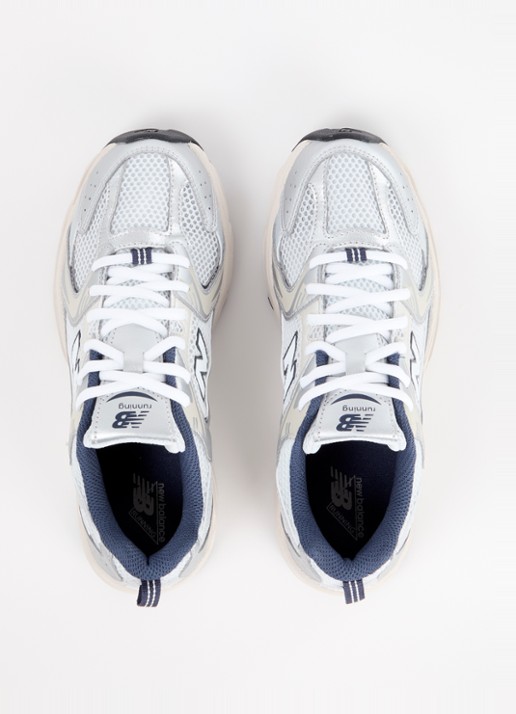 New Balance 530 sneaker van mesh met metallic finish - detail 2 lichtgrijs